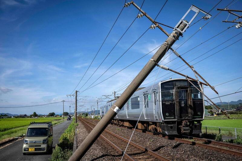 日本熊本规模7.1强震后，JR鹿儿岛线宇土站往返八代站列车停驶74天终于恢复。图为八代市铁路当初的灾情。（法新社）