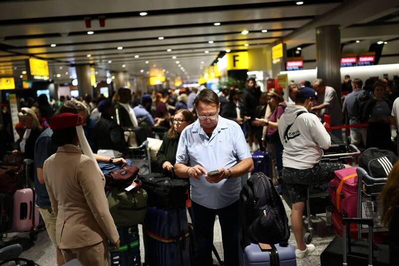 英国航空交通管制系统Nats大故障，至少1000架航班被取消。图为伦敦希斯洛机场被旅客挤满。（法新社）