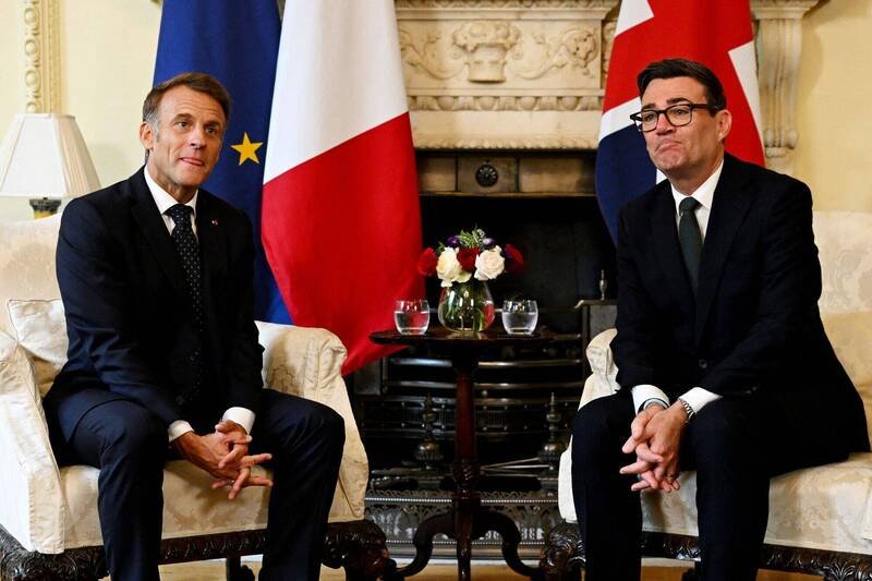 英国首相柏南（右）公开提出英国重新加入欧盟的构想，法国总统马克宏（左）随即以英语高呼「欢迎回来」。（路透档案照）
