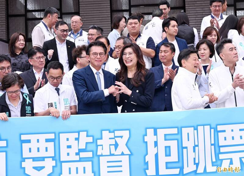 立法院8日三读通过「三班护病比入法、国防特别预算条例草案」，民众党、国民党随后联合举行记者会。（记者方宾照摄）