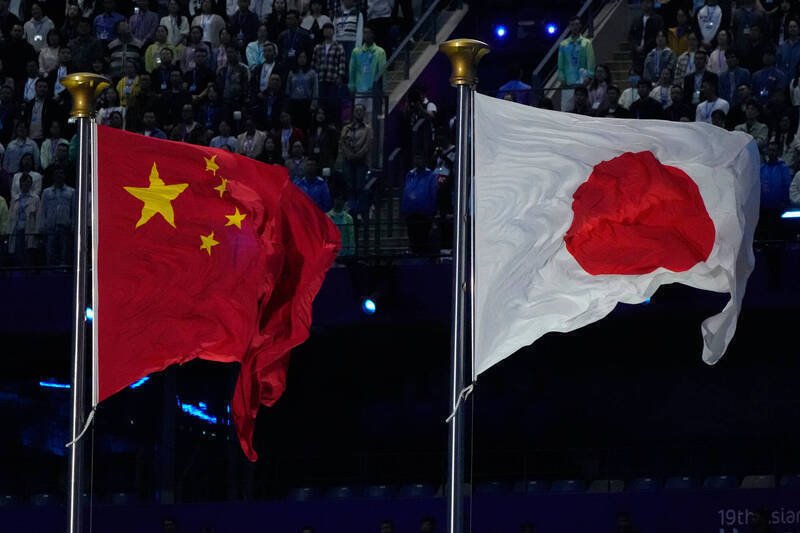 日本政府预计今年内修订安全保障相关3文书，如何描述中国军事动向与区域情势，预料是讨论焦点。（美联社）