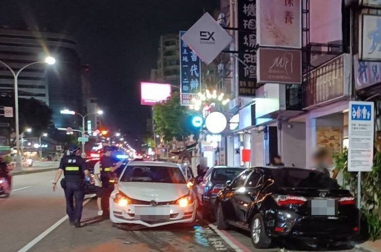陈男轿车碰撞机车后再波及路旁停放的2辆轿车。（记者许国桢翻摄）